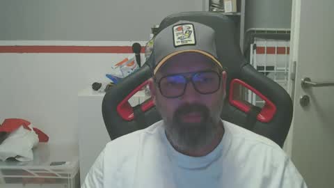 Snapshot of womenizzeer chatting on December 6, 7:54 am Adam online show from December 6, 7:54 am
