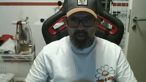 Snapshot of womenizzeer chatting on December 5, 7:16 am Adam online show from December 5, 7:16 am