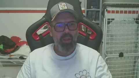 Snapshot of womenizzeer chatting on December 7, 1:04 am Adam online show from December 7, 1:04 am