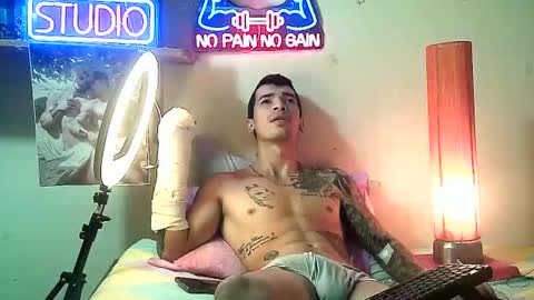 yeisoncastellanos1999 online show from January 5, 9:51 pm