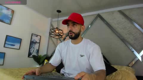 Yiyo online show from December 12, 3:32 am