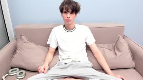 your_shy_guy online show from February 19, 8:38 pm