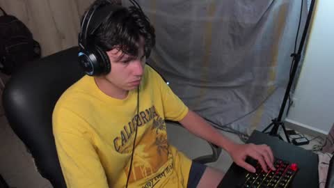 yurii_moody online show from December 11, 2:32 am