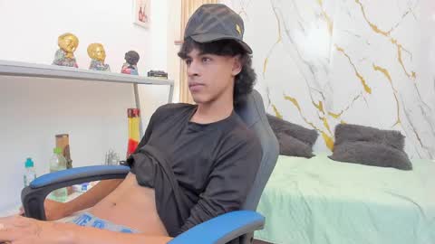 zayn_fox32 online show from April 14, 8:19 pm