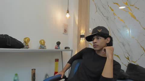 zayn_fox32 online show from March 21, 7:18 pm