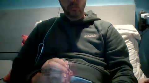 Snapshot of zeus00811 chatting on October 23, 1:03 pm zeus online show from October 23, 1:03 pm