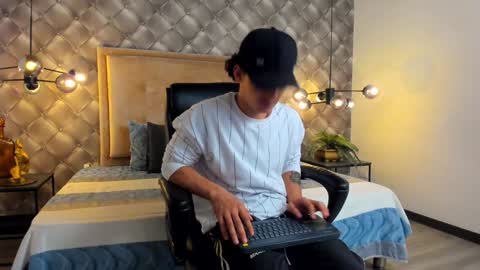 Snapshot of zeusjeff chatting on December 22, 6:04 pm zeus online show from December 22, 6:04 pm