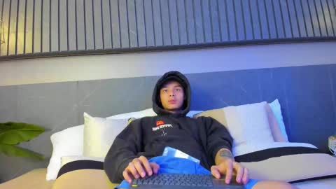 Snapshot of zeusjeff chatting on February 18, 3:53 am zeus online show from February 18, 3:53 am