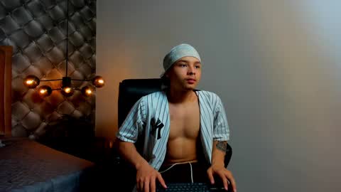 Snapshot of zeusjeff chatting on December 11, 6:05 pm zeus online show from December 11, 6:05 pm