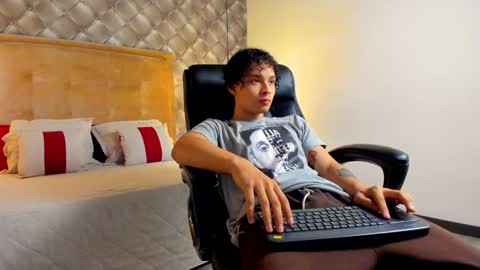 Snapshot of zeusjeff chatting on January 7, 7:06 pm zeus online show from January 7, 7:06 pm