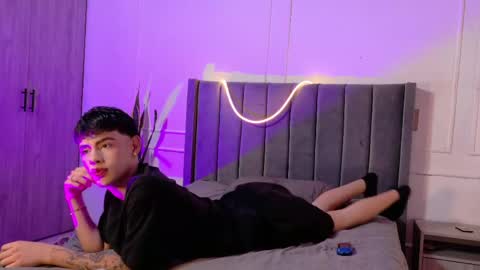 zeyn_smith online show from May 20, 12:12 pm