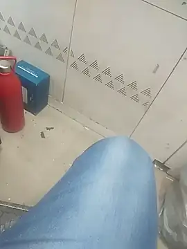 Snapshot of deshifuckers chatting on December 16, 8:31 am deshifuckers online show from December 16, 8:31 am