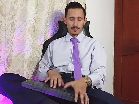 HomeAloneK online show from April 14, 7:46 pm