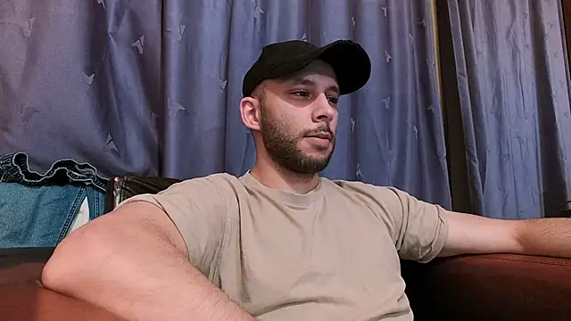 Snapshot of henryaxe chatting on December 26, 6:12 pm henryaxe online show from December 26, 6:12 pm