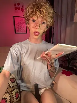 lyamthommpson online show from April 15, 11:59 pm