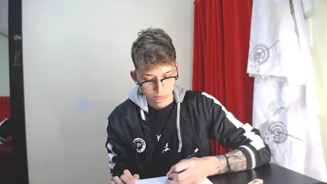 Snapshot of _Thomas_hot_ chatting on January 3, 5:42 pm Thomas hot online show from January 3, 5:42 pm
