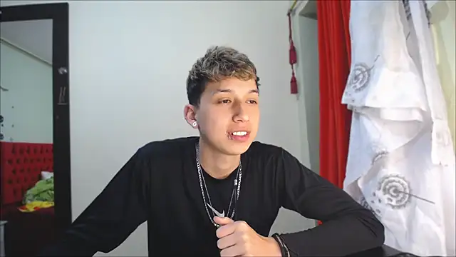 Snapshot of _Thomas_hot_ chatting on December 18, 7:30 pm Thomas hot online show from December 18, 7:30 pm