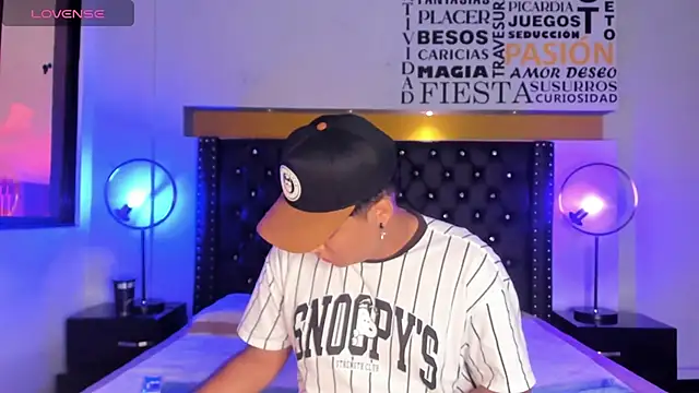 Snapshot of Angel_Brown1_ chatting on December 10, 9:33 pm Angel Brown1 online show from December 10, 9:33 pm