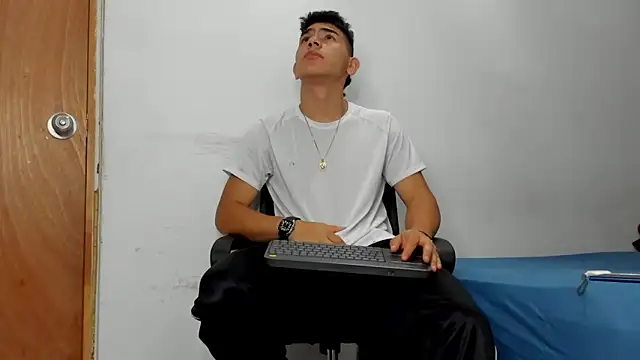 andrew rose  online show from April 8, 10:51 pm