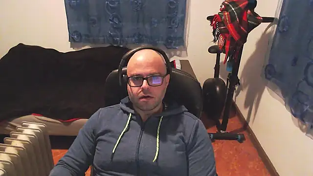 ravingr4d4 online show from February 19, 9:25 pm