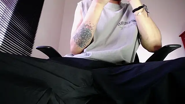 zacwatson  online show from April 15, 10:32 pm