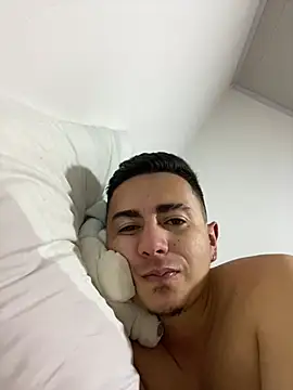 Snapshot of DanielGomez9 chatting on December 11, 4:40 am DanielGomez9 online show from December 11, 4:40 am