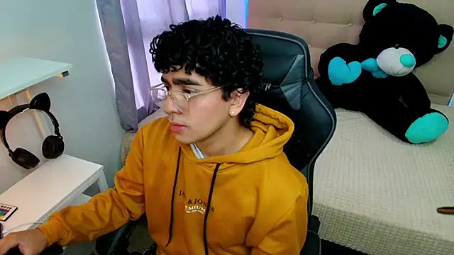 Snapshot of _nickconnor01 chatting on December 23, 9:08 pm nickconnor01 online show from December 23, 9:08 pm
