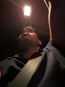 Snapshot of tom_thick chatting on October 18, 5:34 am tom thick online show from October 18, 5:34 am