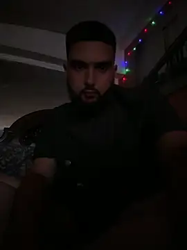 Snapshot of bigdickgio6923 chatting on December 9, 4:34 am bigdickgio6923 online show from December 9, 4:34 am