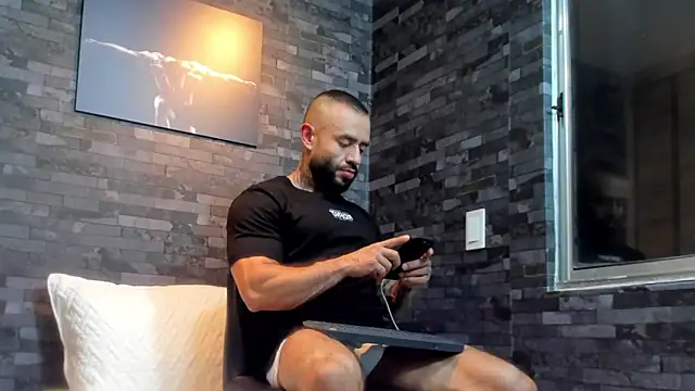 Snapshot of BruceDallas chatting on October 12, 11:21 pm BruceDallas online show from October 12, 11:21 pm