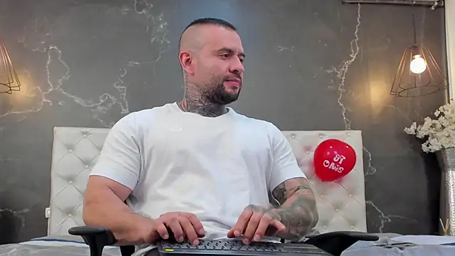 Snapshot of BruceDallas chatting on February 15, 2:37 am BruceDallas online show from February 15, 2:37 am