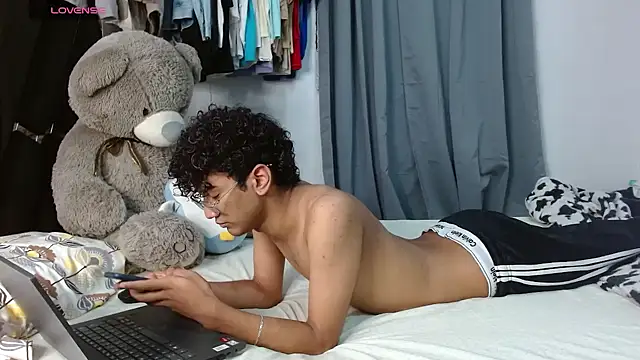 harrytwink18 online show from April 10, 11:45 pm