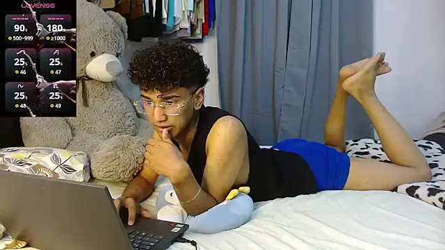 harrytwink18 online show from April 15, 7:03 pm