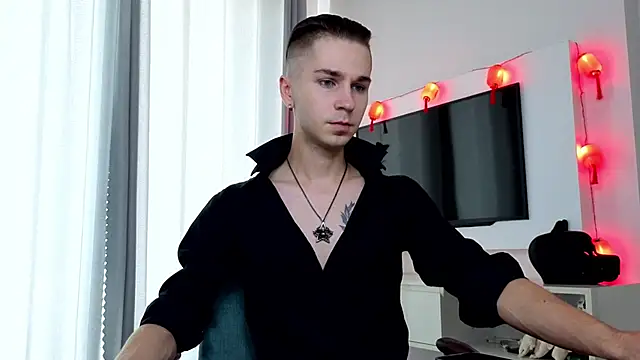 Joseph  Quinn online show from April 11, 4:30 am