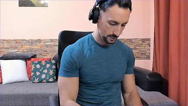 HotHunkTrainer online show from February 11, 9:53 am