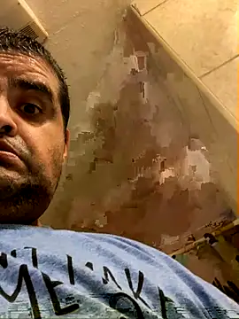 Snapshot of Miguel16i chatting on October 18, 7:35 am Miguel16i online show from October 18, 7:35 am