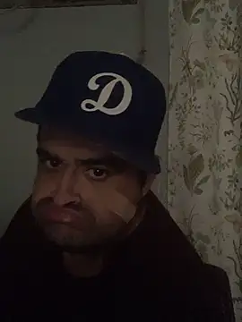 Snapshot of Miguel16i chatting on December 8, 3:32 am Miguel16i online show from December 8, 3:32 am