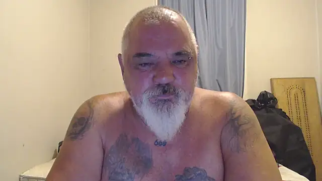 Newfiesausage1972 online show from October 4, 4:34 pm