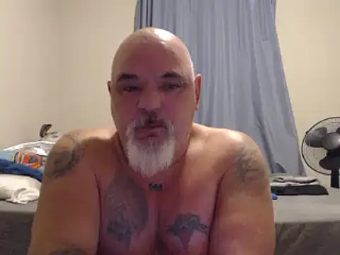 Newfiesausage1972 online show from December 31, 10:37 am