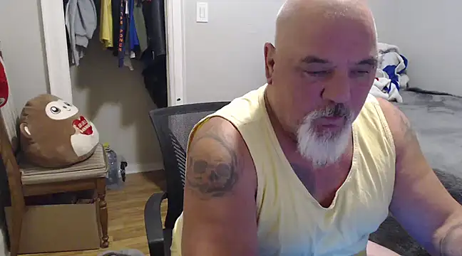 Newfiesausage1972 online show from December 6, 11:25 pm