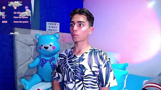 Snapshot of OwenBluee chatting on February 25, 4:03 am OwenBluee online show from February 25, 4:03 am