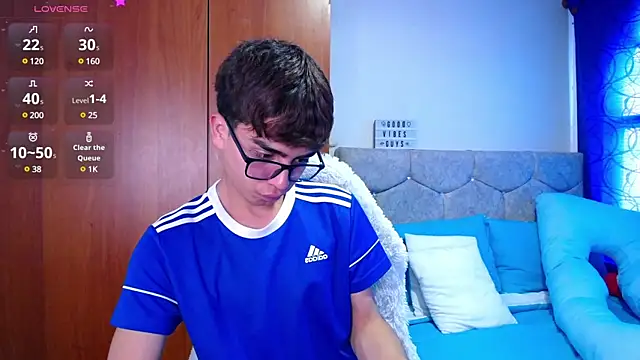 Snapshot of OwenBluee chatting on January 14, 5:45 pm OwenBluee online show from January 14, 5:45 pm
