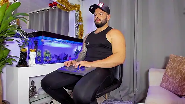 Snapshot of Johnnygrayson1 chatting on December 6, 9:57 pm Johnnygrayson1 online show from December 6, 9:57 pm