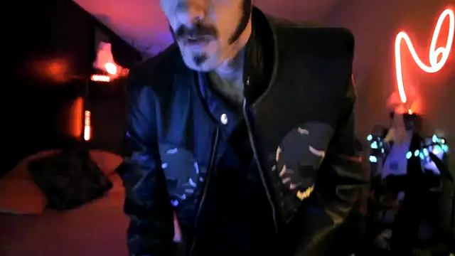 Snapshot of leatherz69 chatting on December 6, 1:29 am leatherz69 online show from December 6, 1:29 am