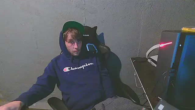 Snapshot of Superoz77 chatting on February 3, 5:18 am Superoz77 online show from February 3, 5:18 am