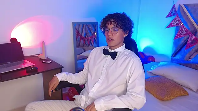 Snapshot of nickolas_moon chatting on February 18, 2:49 pm nickolas moon online show from February 18, 2:49 pm