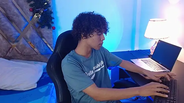 Snapshot of nickolas_moon chatting on December 28, 10:02 pm nickolas moon online show from December 28, 10:02 pm