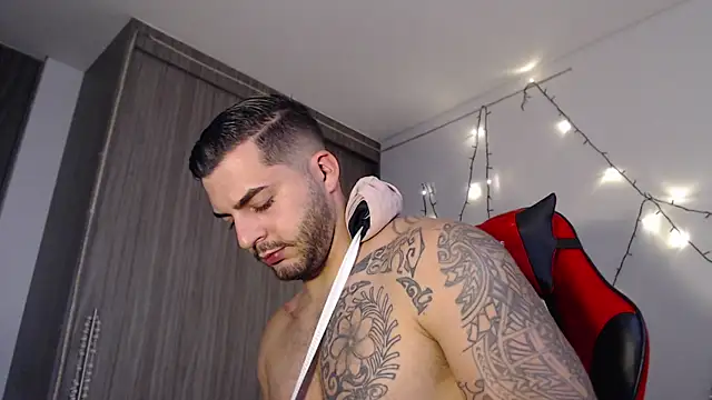 Snapshot of thomas_gun chatting on December 11, 9:00 pm thomas gun online show from December 11, 9:00 pm