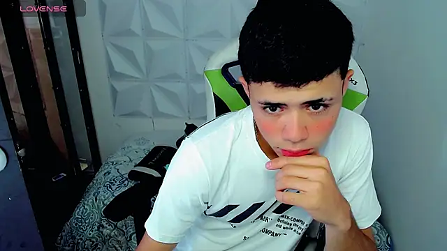 Snapshot of bby_santi chatting on December 11, 1:00 pm bby santi online show from December 11, 1:00 pm