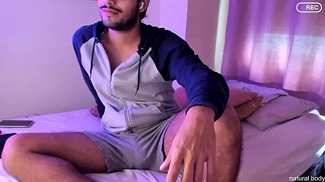 Nicholasrodrii online show from December 5, 9:00 pm